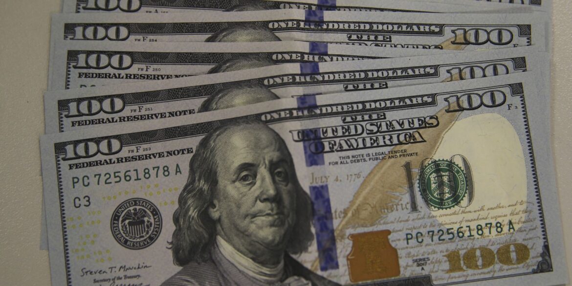 dolar-sobe-para-r$-5,46-com-iof-e-realizacao-de-lucros