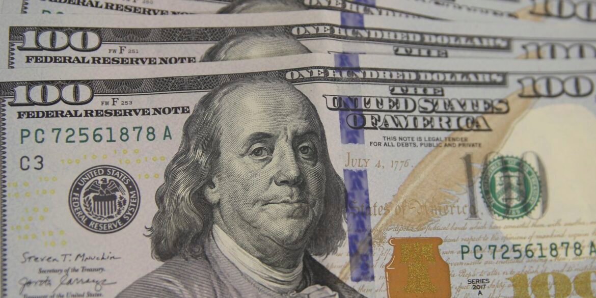 dolar-sobe-para-r$-5,56-puxado-pelo-mercado-externo