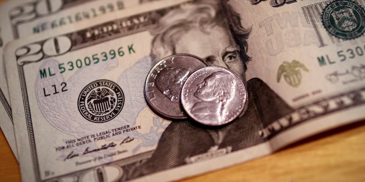 dolar-cai-para-r$-5,50-com-maior-chance-de-corte-de-juros-nos-eua