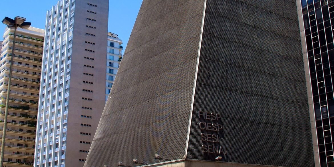 com-tarifaco-dos-eua,-fiesp-mantem-projecao-de-alta-do-pib-em-2,4%