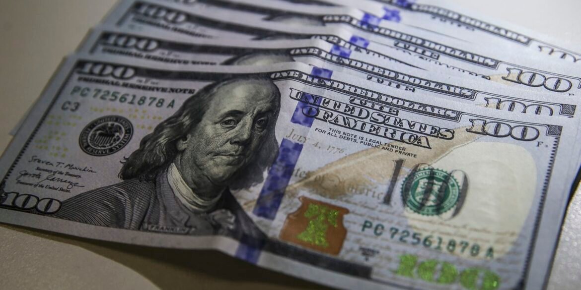 dolar-cai-para-r$-4,95-e-fecha-no-menor-valor-em-dois-anos