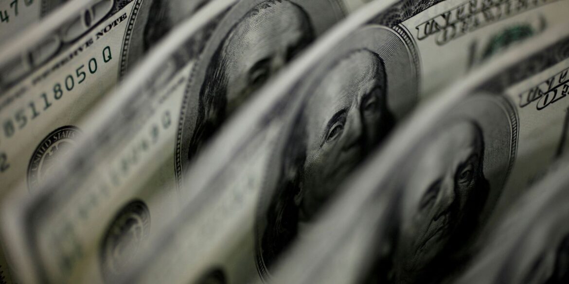 dolar-cai-a-r$-4,91-e-fecha-no-menor-valor-em-27-meses