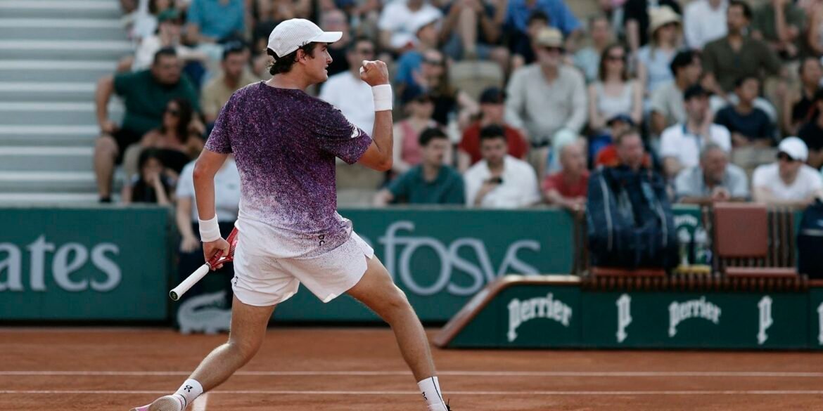 joao-fonseca-estreia-com-vitoria-no-torneio-de-roland-garros