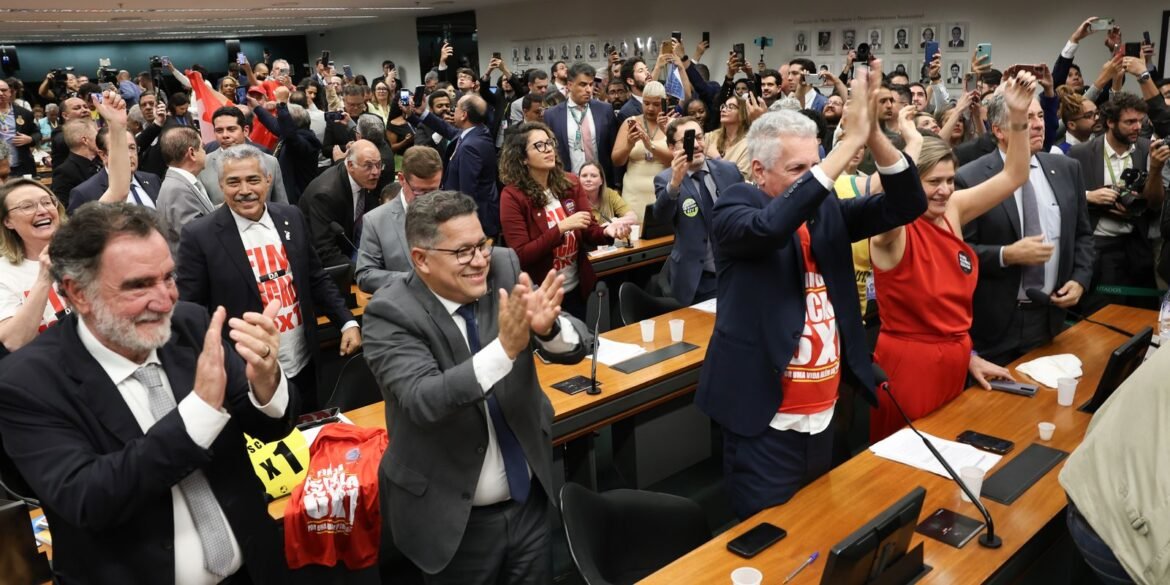 comissao-aprova-relatorio-de-pec-que-acaba-com-escala-6x1