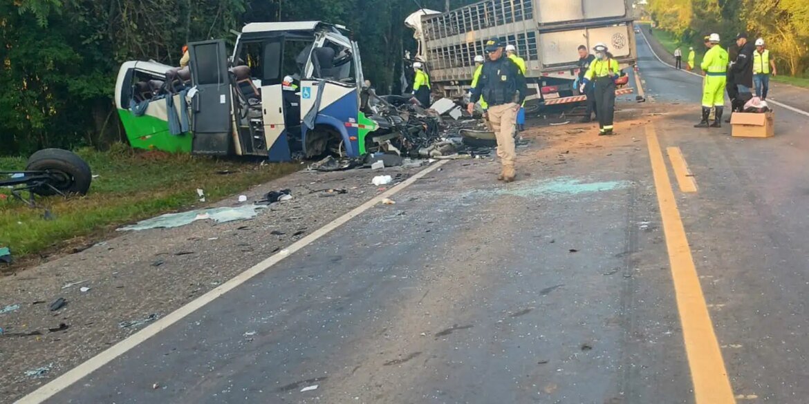corpos-das-vitimas-de-acidente-no-parana-sao-retirados-da-pista